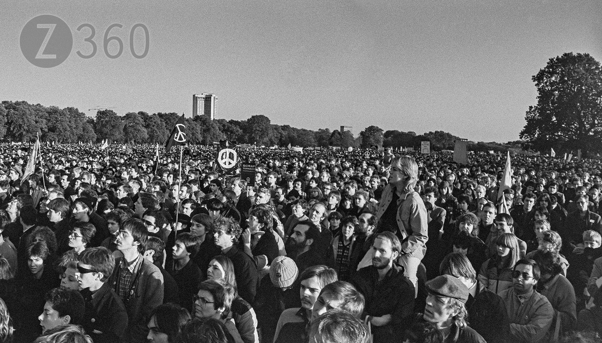 Demonstrators as far as the eye can see - Panorama